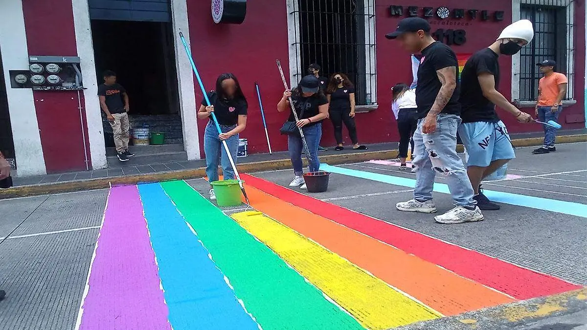 Realizan pinta en Xalapa con colores LGBT+